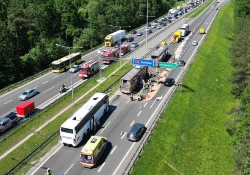 Zderzenie dwóch autokarów z dziećmi na A4. Utrudnienia w kierunku Katowic