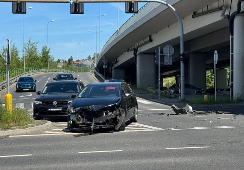 Zderzenie osobówki z autobusem na Piekarskiej. Występują utrudnienia w ruchu
