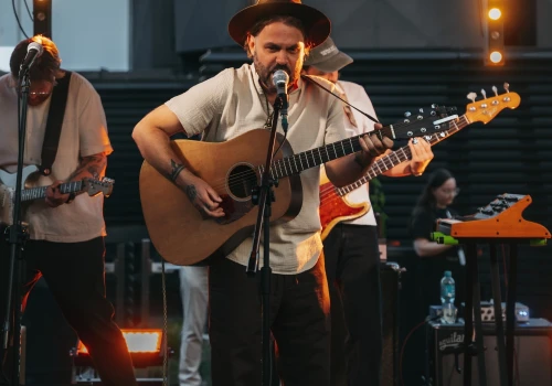 Ze świeżą muzyczną energią. David Fly wrócił na scenę