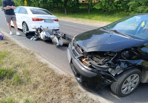 Motocyklista zderzył się z dwoma samochodami na ul. Jana Pawła II. Duże utrudnienia w ruchu