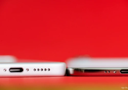 Przezroczyste etui iPhone’a 18 Pro bez białego panelu i tajemnicze słuchawki Apple w FCC