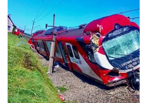 Katastrofa kolejowa koło Rogoźna. Pociąg zderzył się z ciężarówką. Co najmniej 1 osoba nie żyje