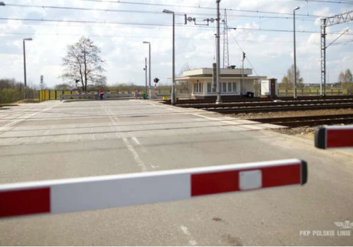 Sypnie mandatami na przejazdach kolejowych. Rząd da prawo do karania strażom gminnym