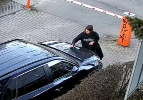 Popisał maskę samochodu. POlicja szuka mężczyzny, którego nagrała kamera