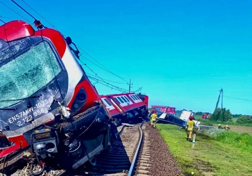Ciężarówka zderzyła się z pociągiem! Jedna osoba nie żyje. Skład się wykoleił, doszło też do pożaru