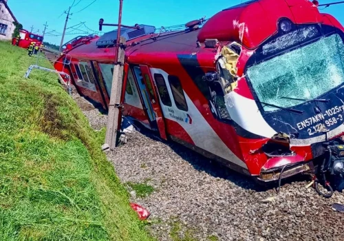 Garbatka. Ciężarówką w pociąg. Zginął kierowca, poszkodowani pasażerowie
