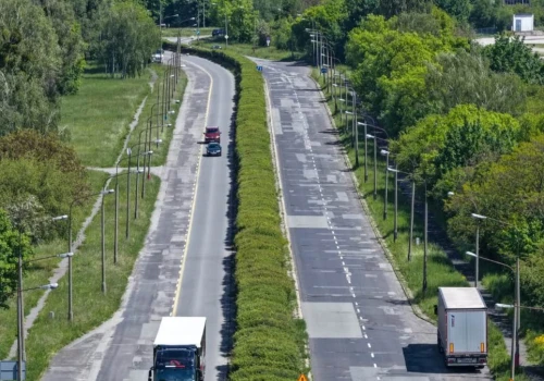 Z czterech pasów tej drogi tylko jeden jest równy. To ma się zmienić