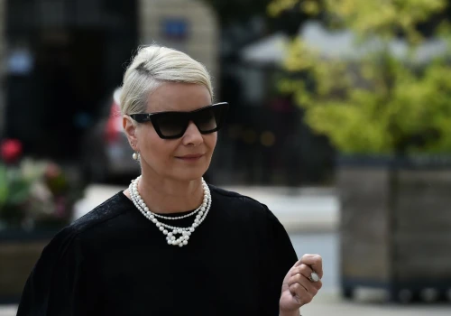 Zapozowała na sofie niczym bogini. Jej spódnica będzie hitem lata