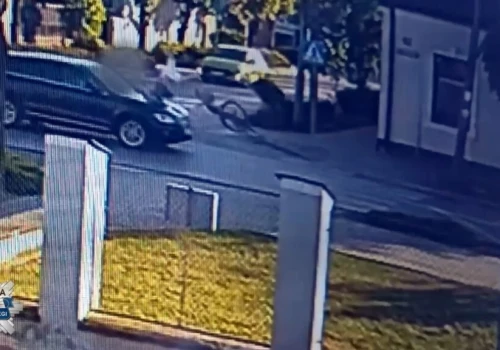 Wypadek pod komendą policji. Rowerzystka przeleciała w powietrzu kilkanaście metrów. Była pod wpływem alkoholu