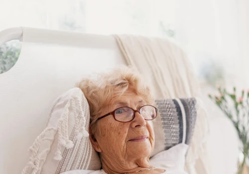 Seniorzy często budzą się w nocy. Te błędy w sypialni mogą pogarszać sen