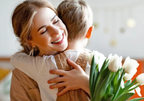 Krótkie życzenia na Dzień Mamy, które dzieci zapamiętają w 5 minut. Idealne do laurki