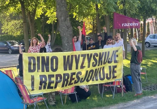 „Dino wyciska pracowników jak cytryny”. Ruszył trzydniowy protest pod siedzibą spółki