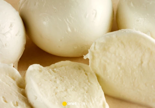 Jak rozpoznać prawdziwą, włoską mozzarellę? Zwróć uwagę na ten szczegół