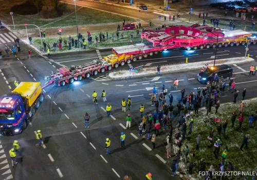 9 metrów szerokości i ponad 1000 ton. Takie transporty jechały przez Polskę