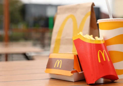 McDonald’s i mniejsze lokale pod lupą. IJHARS ujawnia skalę naruszeń w sieciach typu fast food