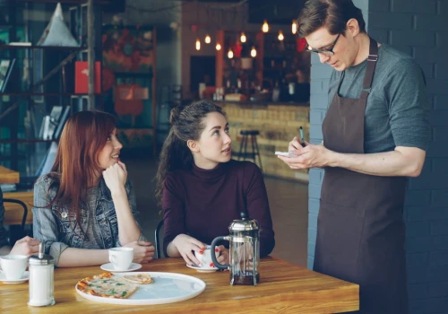 Opłaty za płatności kartą wracają. Niektóre restauracje i bary już ją doliczają