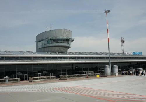 Pasażerowie czekają na bagaże nawet półtorej godziny. Łódzkie lotnisko pod presją sezonu
