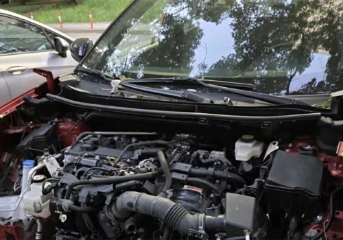 Nowa plaga kradzieży w Warszawie! Złodzieje rozbierają samochody na ulicy, celem głównie Toyota