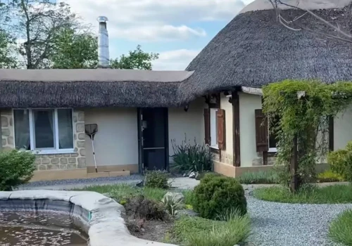 Stara chata stała się jej domem marzeń. Tyle zapłaciała za azyl za miastem