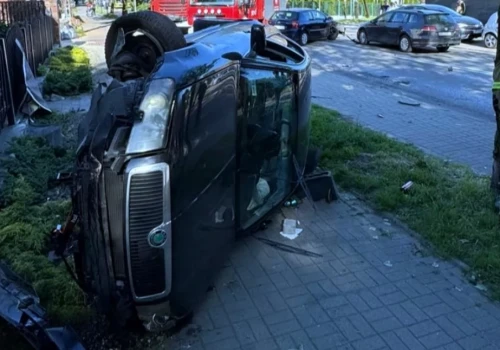 Groźna kolizja w Katowicach. Skoda wylądowała na boku i zatrzymała się na chodniku