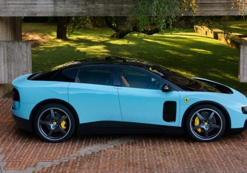 Kurs Ferrari nurkuje po premierze modelu Luce. Elektryk dla 5 pasażerów spowodował szok na kursie