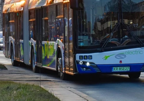 Autobus zderzył się z autem na Alejach, tramwaj z busem na Dietla. Duże utrudnienia w Krakowie