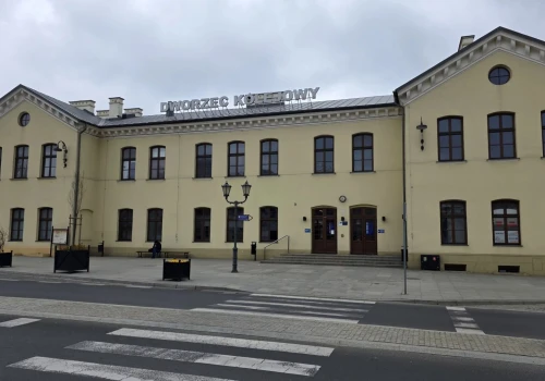 Podziemne przejście pod torami na dworcu kolejowym w Piotrkowie. Minister przedstawił szczegóły