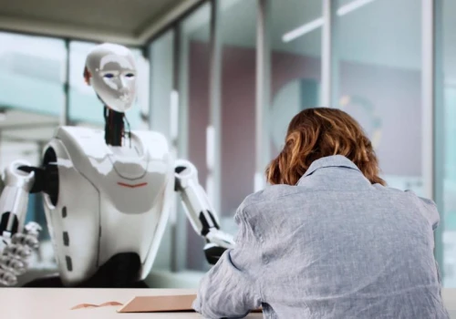 Technologia przyspiesza, relacje słabną. Eksperci ostrzegają firmy