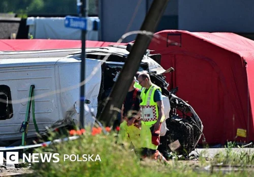 Cztery osoby nie żyją po zderzeniu szkolnego minibusa z pociągiem w Belgii