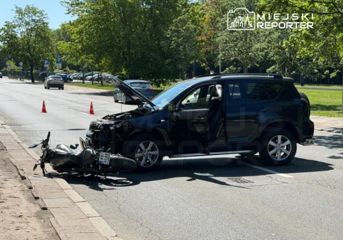 Włączał się do ruchu Toyotą, kierujący motocyklem omijał ciąg pojazdów. Doszło do zderzenia