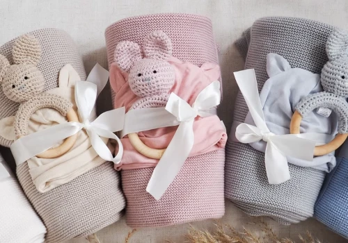 Baby shower i pierwsze odwiedziny u młodej mamy. Co podarować, aby prezent był pamiątką, a nie kolejnym zbędnym gadżetem?