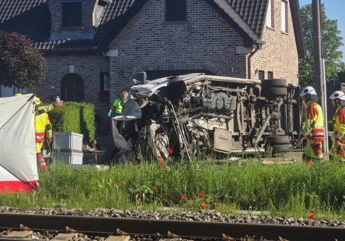 Tragedia w Belgii. Pociąg staranował szkolny bus, nie żyją cztery osoby