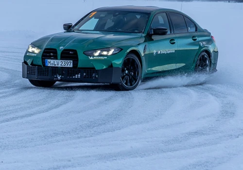 Tak szkolą się policjanci CBŚP. BMW M3 i jazda po lodzie