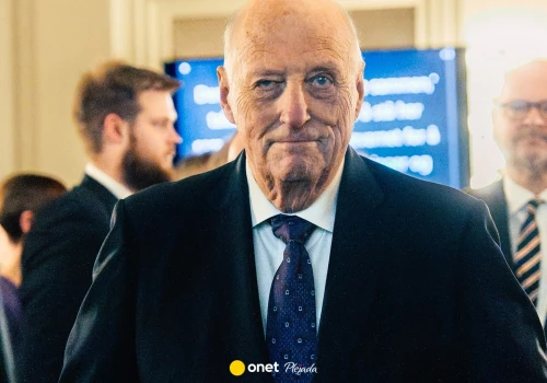 Król Harald V bez żony podczas oficjalnej podróży. 