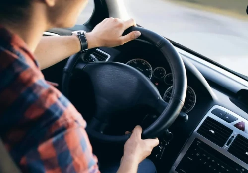 Białym Maserati przekroczył prędkość o ponad 100 km/h. Sąd mandat uchylił, bo... był nieczytelny