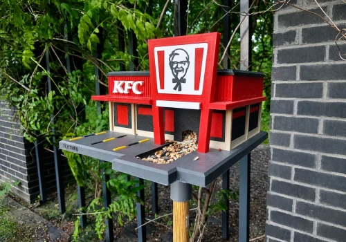 KFC w wersji dla skrzydlatych klientów. Ten karmnik z Krakowa zaskakuje detalami