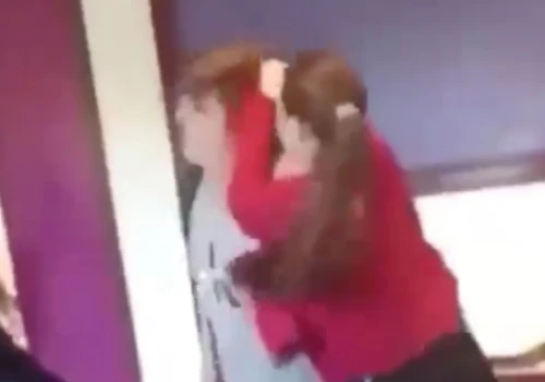 Dziewczyna zaczęła okładać chłopaka. Zdziwiła się, gdy zaczął się bronić!
