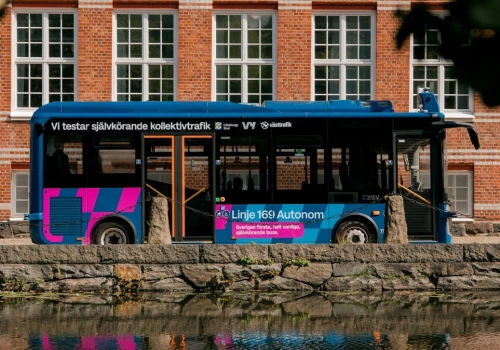 Autonomiczny autobus rozbity już pierwszego dnia. Starł się z tramwajem