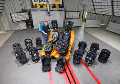 ADAC punktuje błędy rodziców. Nowy test fotelików pokazuje, że bezpieczeństwo zaczyna się od montażu