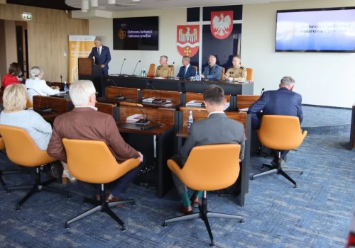 O schronach, alarmach i kryzysach. Ważna konferencja w starostwie