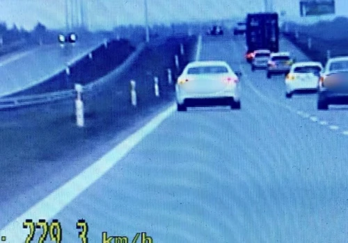 Pędził Maserati 229 km/h. Sąd uchylił mandat, bo policja wypisała go „nieczytelnie”