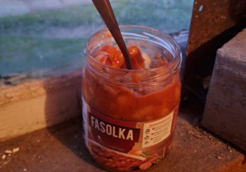 Włamała się do domu po… słoik fasolki. Część zjadła na miejscu