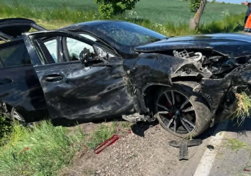 Dachowało BMW. Młody kierowca ranny w wypadku