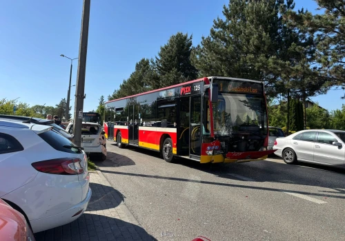 Zderzenie autobusu MZK z samochodem osobowym. Dwie osoby trafiły do szpitala