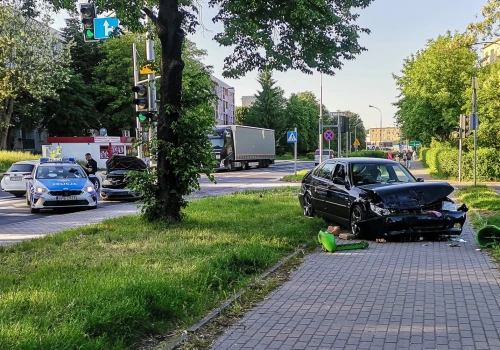 Zderzenie dwóch aut na skrzyżowaniu Zamenhofa i Kunic