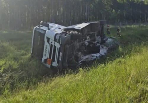 Przewróciła się cysterna z paliwem