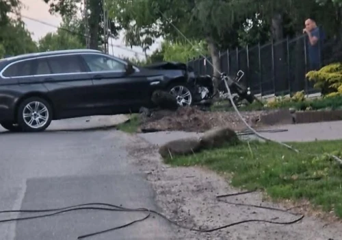 „Gdybym była na skrzyżowaniu 10 sekund wcześniej, straciłabym życie…”. Na ulicy Dworskiej kierowca BMW pędził i ściął słup energetyczny