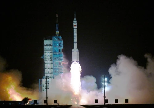 Chiny rzucają wyzwanie NASA: misja Shenzhou-23 i przygotowania do lądowania na Księżycu