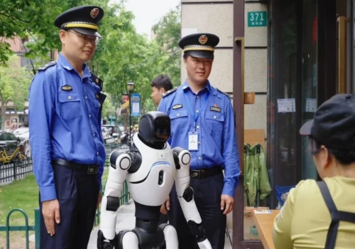 Humanoidalny robot zaczął patrolować ulice Szanghaju