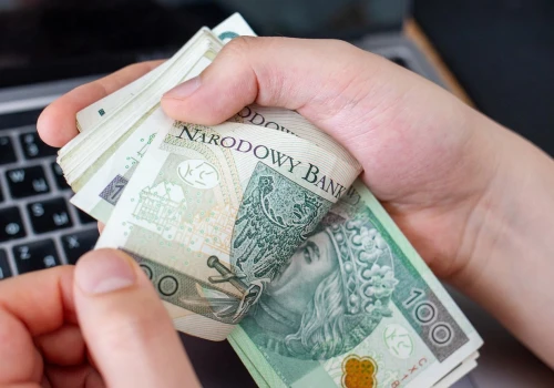3163 oferty pracy w miesiąc i pensje do 72 tys. zł. Sektor znów przyciąga Polaków. Ludzi wciąż brakuje